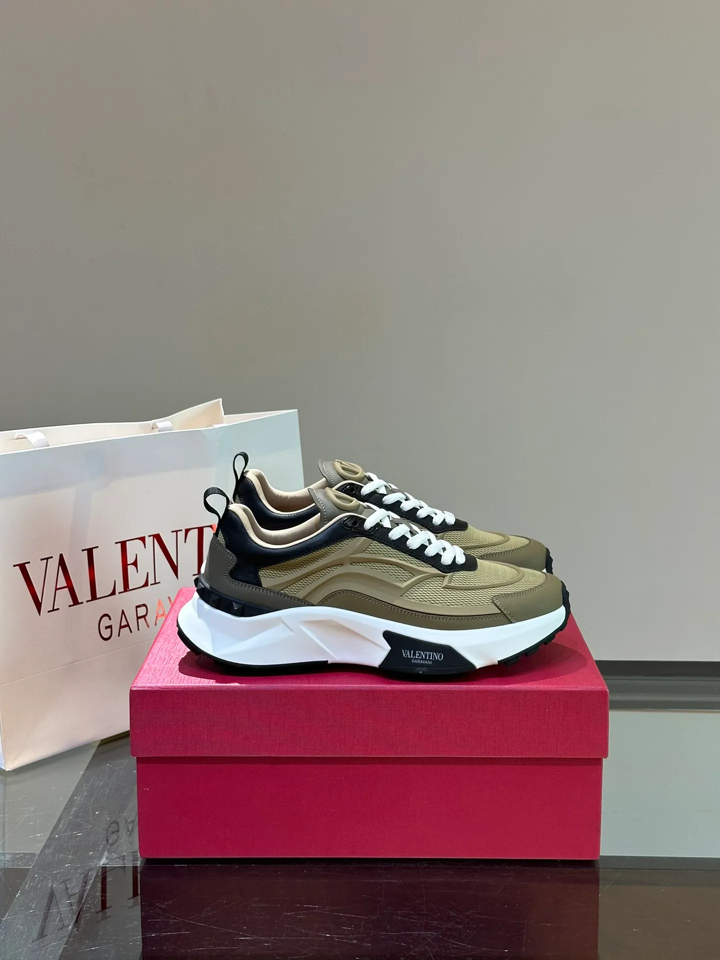 P500¥ Valentino/Valentino GaravaniTotaloopV logo new sports shoes, with leather details, silk screen printing on the tongue, combined with outsole, really easy to wear and very comfortable ~ Comes with 5 cm height increase✔️A must-have pair for fashionable men and beautiful women in summer! Size: 38-46